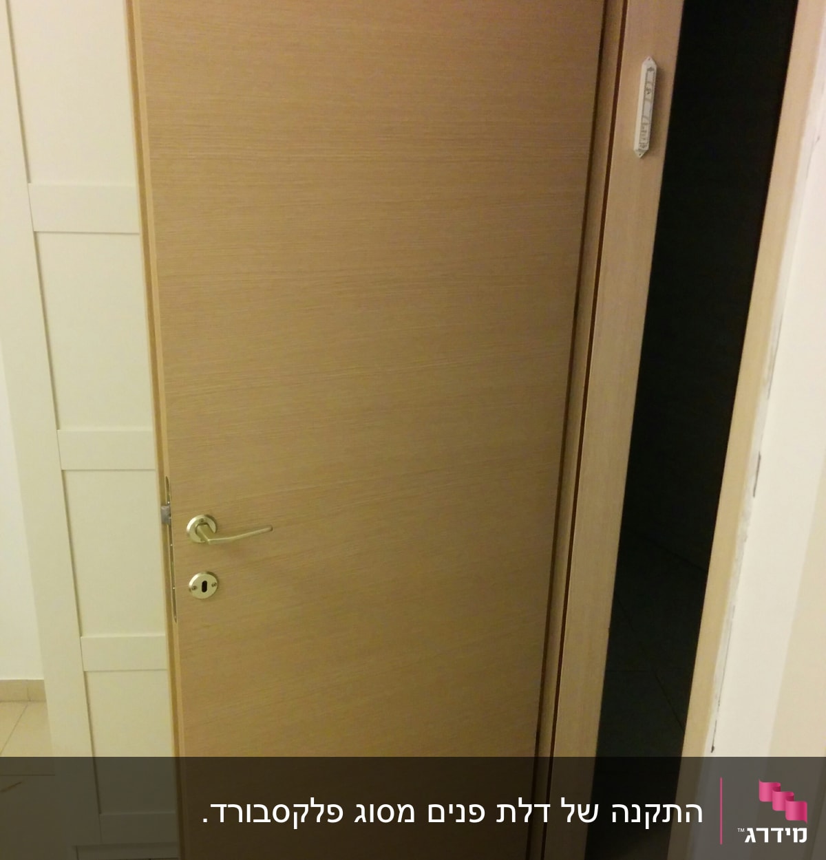 דלת עץ פתוחה עם ידית מתכת